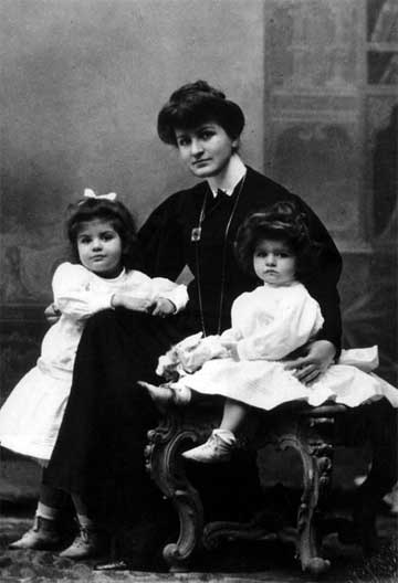 Alma Mahler in 1906 with daughters Maria and Anna